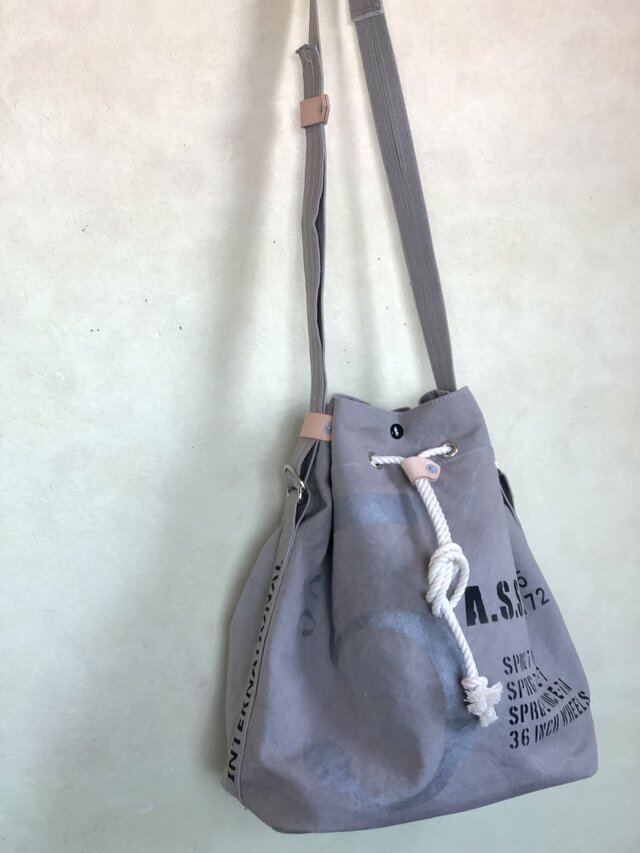 斜めがけできる巾着ショルダーバッグ グレーの画像1枚目