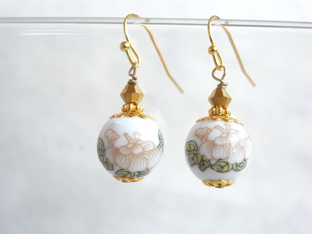 ピアス 牡丹の花柄陶器ビーズ 白 ホワイト ゴールド 和風 アジアン