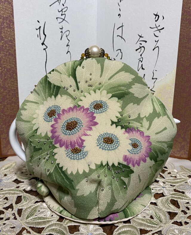 ティーコゼィ&コースター・花柄(着物地) サイズ・底辺約20cm高さ15cm(布部分)の画像1枚目
