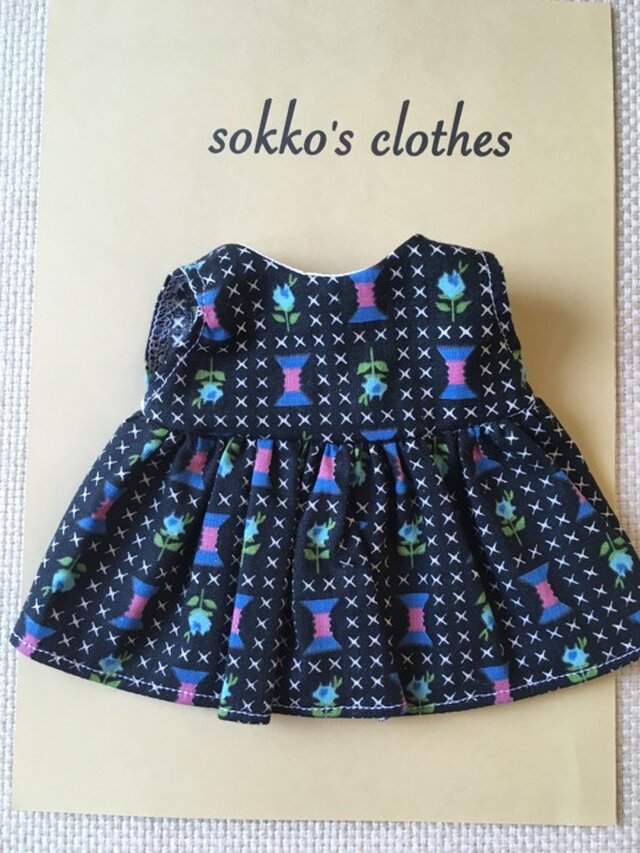 sokko's Dress 黒地に糸巻きと花柄のワンピースの画像1枚目
