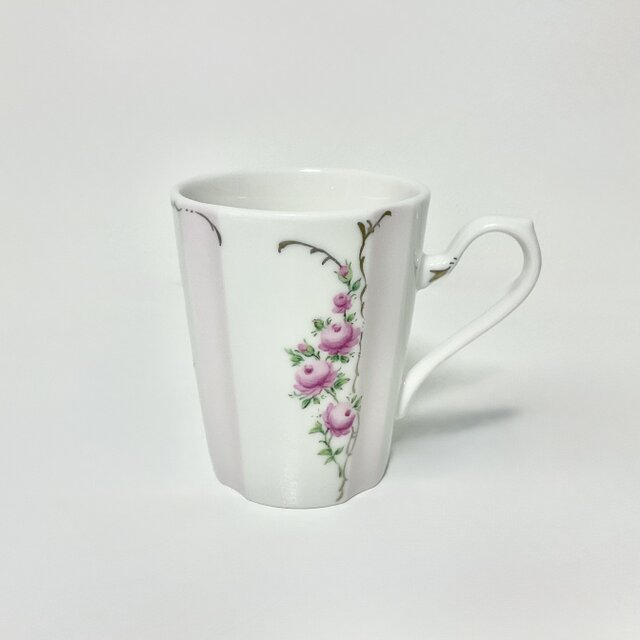 手描きの、つるバラと金彩のマグカップ