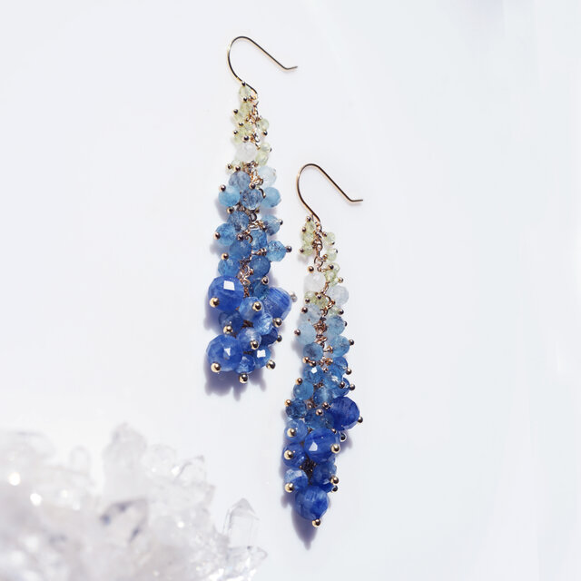 青の天然石によるデルフィニウムのピアス　～Delfina