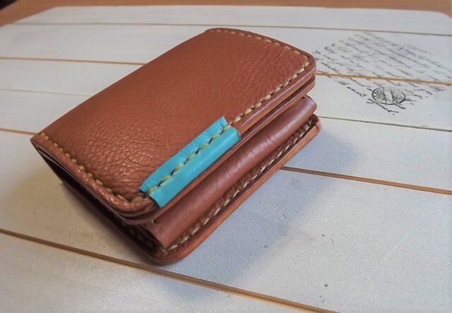 イタリアンレザーの二つ折り財布・茶色×ターコイズブルー | iichi ハンドメイド・クラフト作品・手仕事品の通販