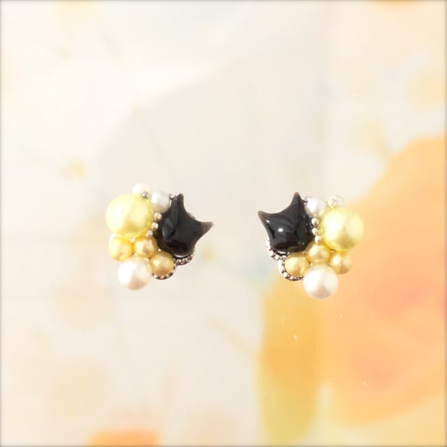 パールを散りばめた黒猫ピアス(イエロー)の画像1枚目