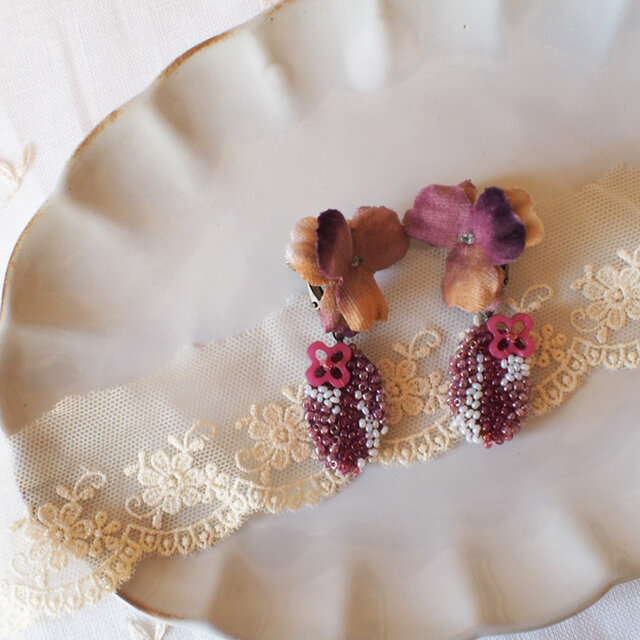 布染花*ビオラ&ビーズ刺繍*イヤリングの画像1枚目