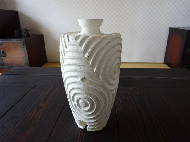 珊瑚砂肩衝三脚しのぎ花器3の画像1枚目