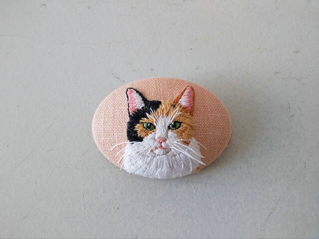 手刺繍ブローチ 三毛猫ねえさんの画像1枚目