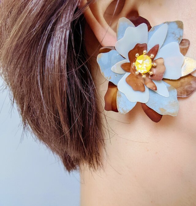 新素材シークイン&スワロフスキーBrown×Goldフラワーstadピアス(イヤリング)の画像1枚目