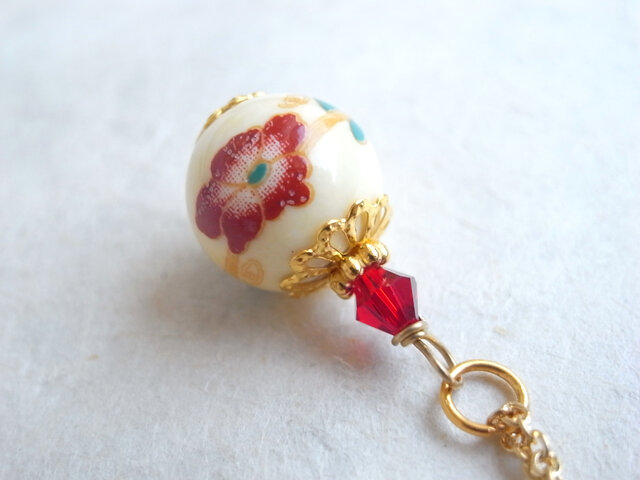 ネックレス 椿風のフラワーモチーフの陶器ビーズ 赤 レッド 和風