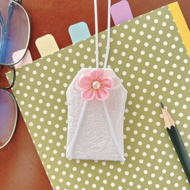 特集掲載】桜のお守り袋（手縫い・つまみ細工／元巫女が仕立てる