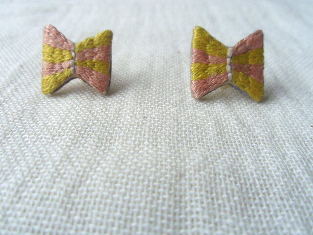 刺繍ピアス リボン(ボーダー) の画像1枚目