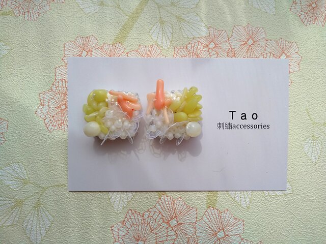 刺繍ピアス 珊瑚の画像1枚目