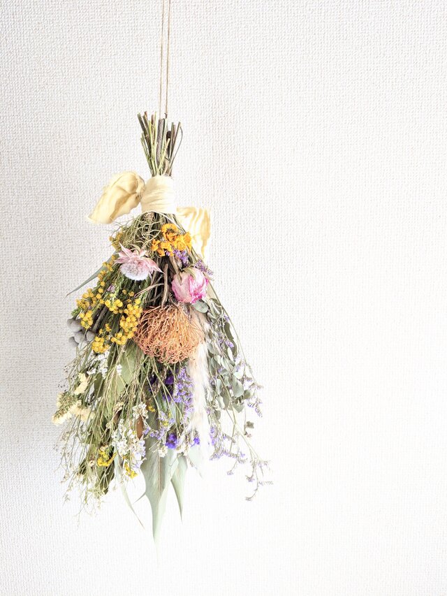 自家栽培ハーブのユーカリとゴールデンクラッカーとスターチス のドライフラワースワッグ