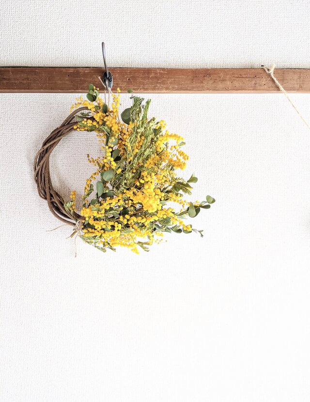 自家栽培ハーブのミモザとユーカリの立体的な素朴ハーフリース♪