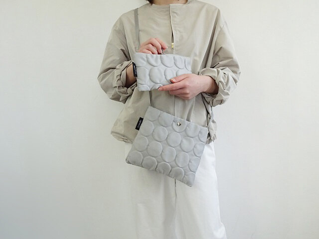 超軽量プチプチドットサコッシュ 仕切りにもなるポーチセット ライトグレー Iichi ハンドメイド クラフト作品 手仕事品の通販
