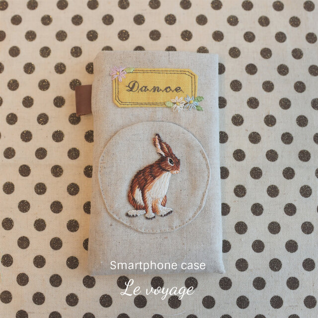 受注生産★ふんわりスマホケース うさぎ お花 刺繍 イヤホン入れポケット付きの画像1枚目