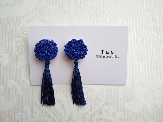 刺繍&タッセル ピアス ネイビーの画像1枚目