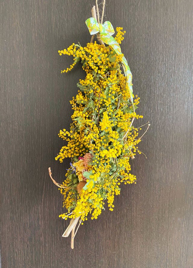 少し早めのイースター　ミモザの半月スワッグ　