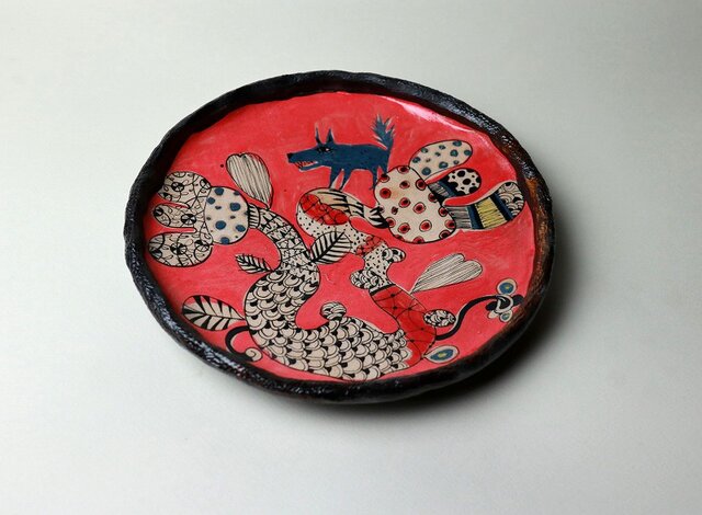 大きな花とグレーの犬の皿/ 瀬戸黒/ 色絵付け/ 花の器 / 犬の器/ 赤い皿 /かわいい食器 / 陶芸家つくる愉しい器の画像1枚目