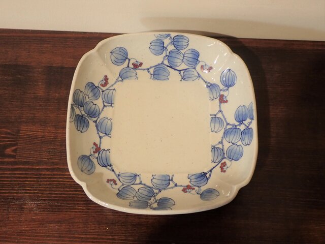 土物 染付赤絵角皿 サルトリイバラ紋 | iichi 日々の暮らしを