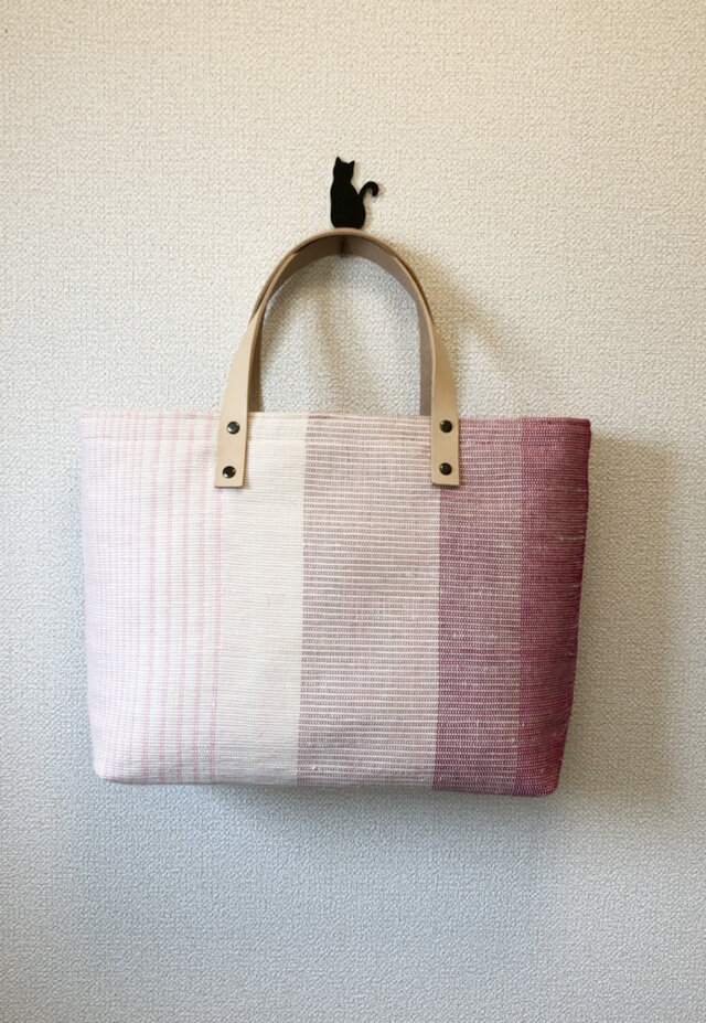 裂き織り　春～桜色ふた付ハンドバッグ（ヌメ革持ち手）
