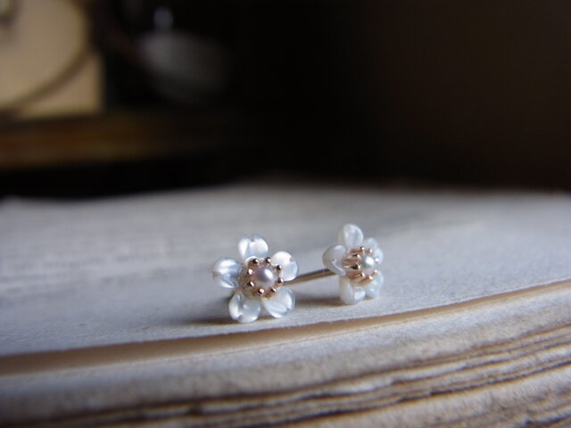 K10 白蝶貝と淡水パールの花ピアスの画像1枚目