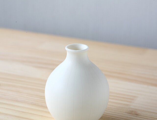 超珍品　新品　白磁花瓶細口　綺麗 な 丸いボディ陽刻 ff3a7c180249ba1dbac55c7a96eb69