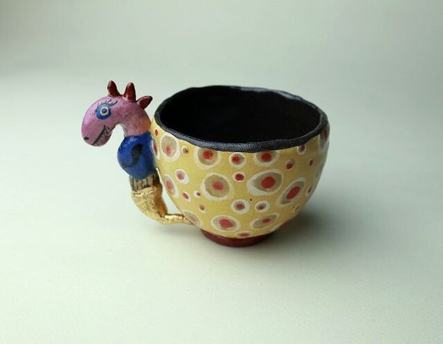 水玉と怪獣のカップ/陶芸家がつくるマグ/おしゃれで可愛いマグ/ユニークな器/瀬戸黒/色絵付け/マグ集めの画像1枚目