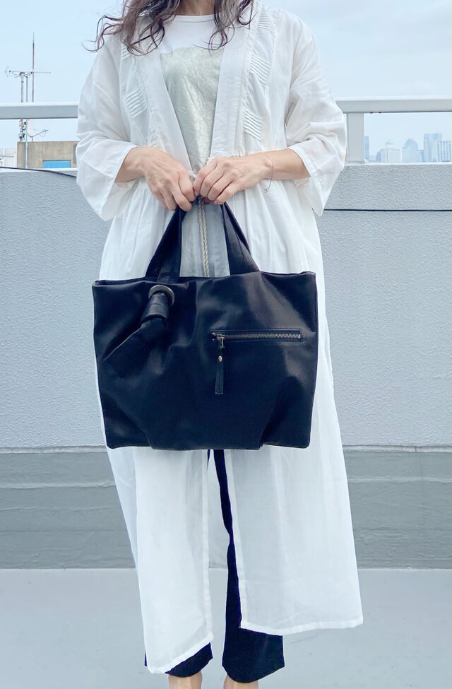 馬革＊ブラック＊ソフトで軽いトートバッグ＊A4収納可＊ビッグハトメ＊アンティーク金具