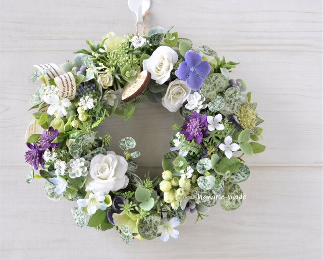 小さなリース ノクターン 深い紫の花としろバラ:ミニリース 母の日ギフト バラ むらさき の画像1枚目