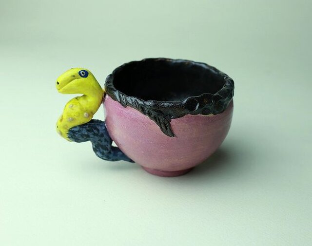 怪獣のカップ/陶芸家がつくるマグ/おしゃれで可愛いマグ/ユニークな器/瀬戸黒/色絵付け/マグ集めの画像1枚目