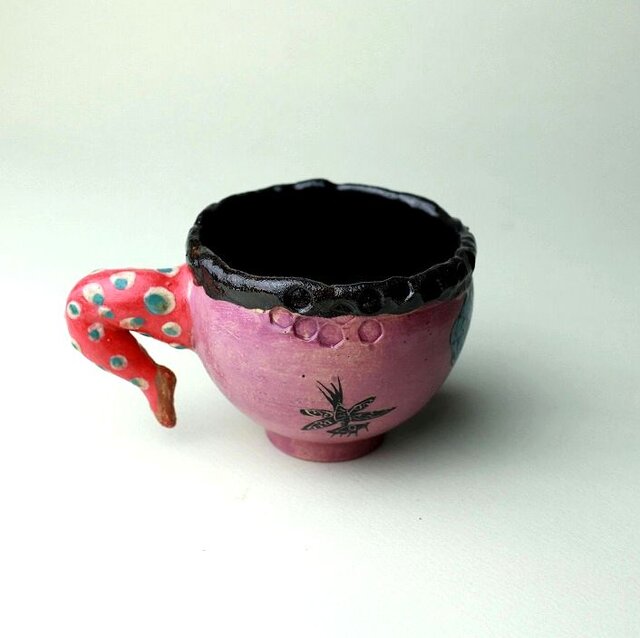 豊かな女性と猫の黒猫のカップ/陶芸家がつくるマグ/おしゃれで可愛いマグ/ユニークな器/瀬戸黒/色絵付け/マグ集めの画像1枚目