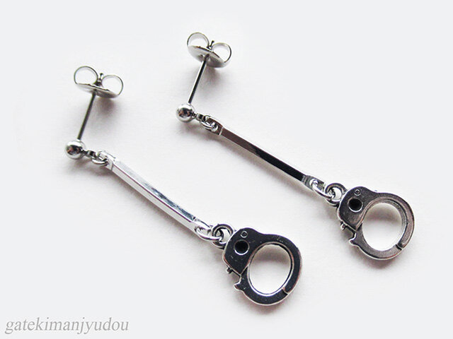 手錠◇ピアス【イヤリング等変更可】の画像1枚目