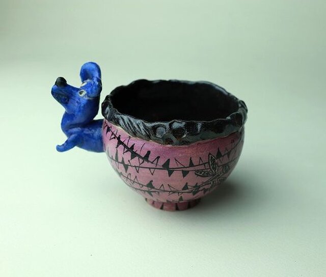 青い犬のカップ/陶芸家がつくるマグ/おしゃれで可愛いマグ/ユニークな器/瀬戸黒/色絵付け/マグ集めの画像1枚目