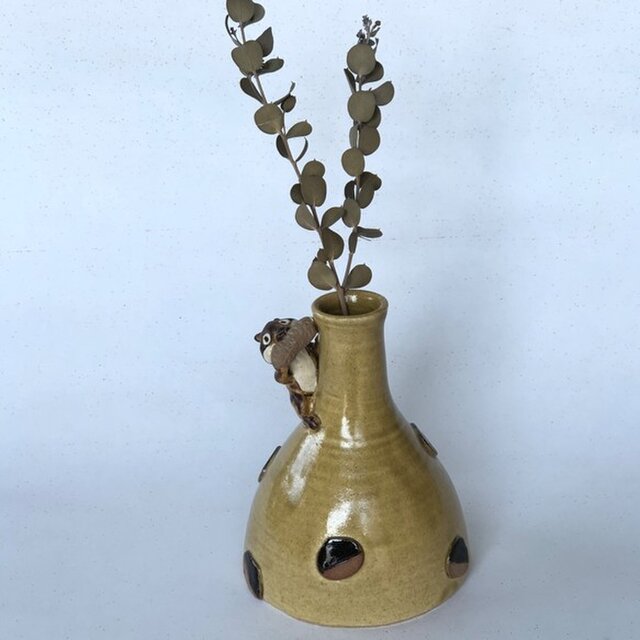陶の一輪挿し 食いしん坊なリス Iichi ハンドメイド クラフト作品 手仕事品の通販
