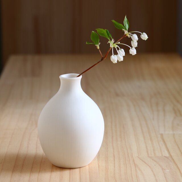 白い磁器の丸い一輪挿し (フラワーベース、花器、花瓶、陶器)studiobwanji | iichi ハンドメイド・クラフト作品・手仕事品の通販