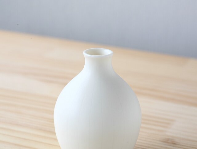 2025年新作 白い磁器の丸い一輪挿し (フラワーベース、花器、花瓶、陶器 工芸品