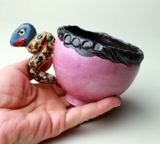怪獣のカップ/ 陶芸家がつくるマグ/おしゃれで可愛いマグ/ユニークな器/瀬戸黒/色絵付け/マグ集めの画像1枚目