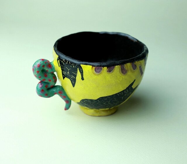 黒猫の黄色いカップ/陶芸家がつくるマグ/おしゃれで可愛いマグ/ユニークな器/瀬戸黒/色絵付け/マグ集めの画像1枚目