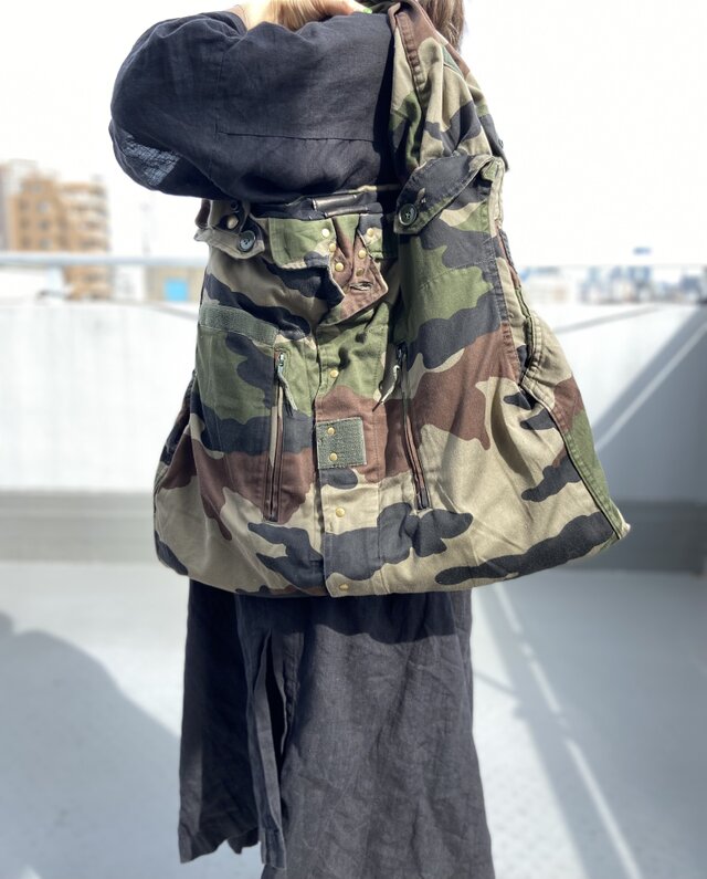 ミリタリーF2ジャケットリメイク＊2WAYショルダー＊迷彩柄＊フランス軍＊エンブレムブローチ付＊A4収納可