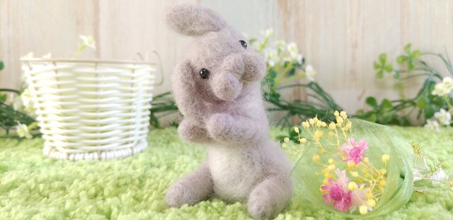 うさぎ 羊毛フェルト ダッチ ライラック ハンドメイド セール】羊毛うさぎ*Sサイズ*耳なめ*ライラック | iichi 日々の