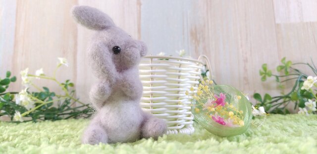 うさぎ 羊毛フェルト ダッチ ライラック ハンドメイド セール】羊毛うさぎ*Sサイズ*耳なめ*ライラック | iichi 日々の