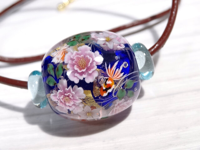 牡丹・ニワゼキショウと金魚のとんぼ玉(ガラス玉)金箔入りの画像1枚目