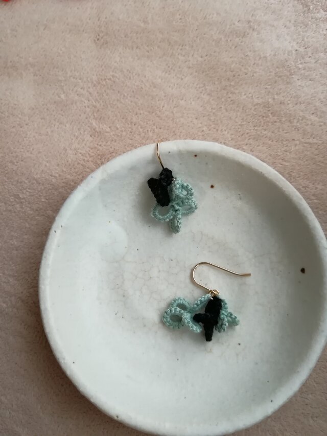 〖色あわせ〗ピアス　黒と薄緑