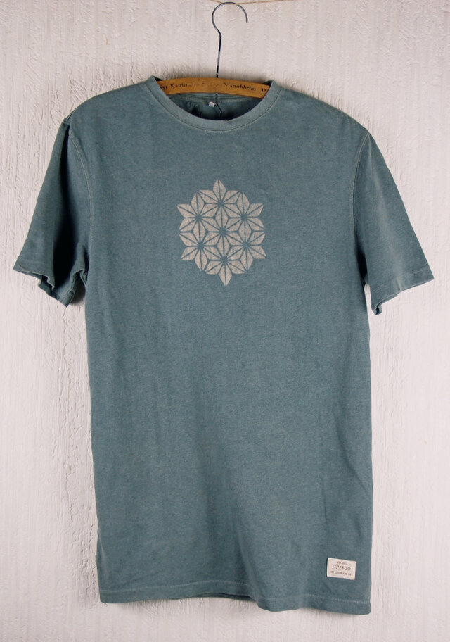 草木染 ヘンプ/オーガニックコットンのTシャツ 麻の葉 灰 メンズMサイズの画像1枚目