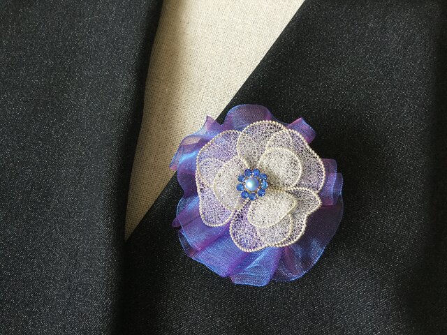 シルバーのお花のブローチ(パープルオーガンジーリボン付)の画像1枚目