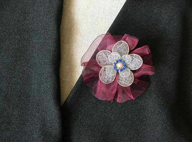 シルバーのお花のブローチ(ワインオーガンジーリボン付)の画像1枚目