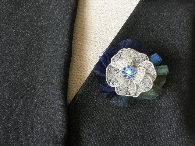 シルバーのお花のブローチ(オーガンジーリボン付)Eの画像1枚目