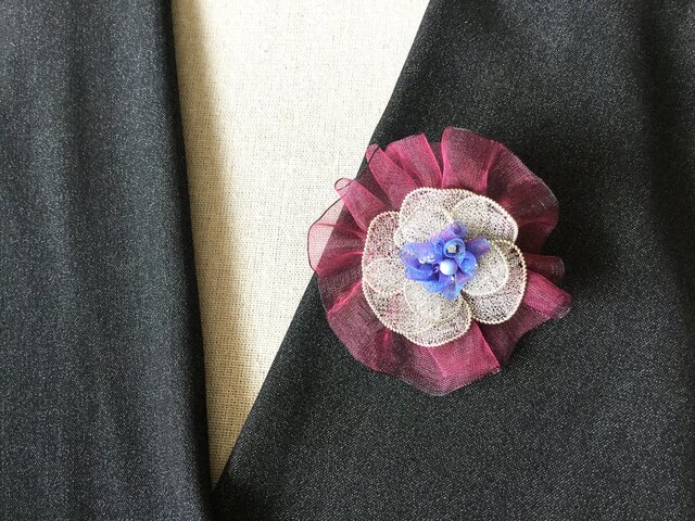 シルバーのお花のブローチ(ワイン色オーガンジーリボン付)Fの画像1枚目