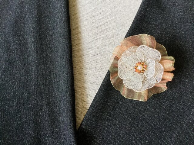 シルバーのお花のブローチ(オレンジ色オーガンジーリボン付)の画像1枚目